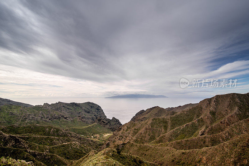 美丽的视野从Mirador altos de Baracan反对乌云的天空，特内里费，加那利群岛，西班牙-股票照片